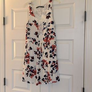 Kensie white sleeveless dress size large. Floral print, tie at waist.